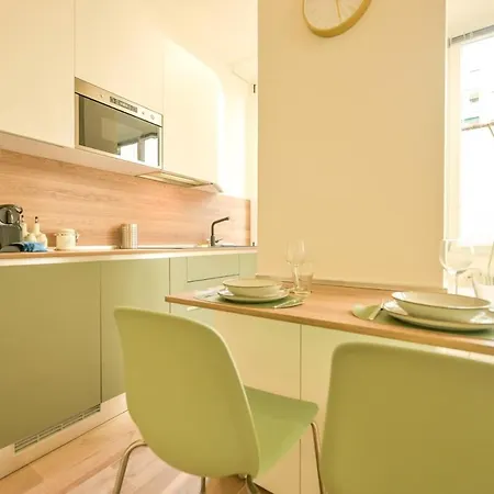 2 Min From Station And With Wifi And Ac דירה