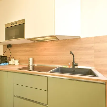 2 Min From Station And With Wifi And Ac Como